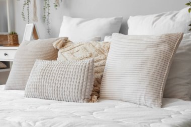 Yumuşak yastıklı rahat bir yatak, yakın çekim.