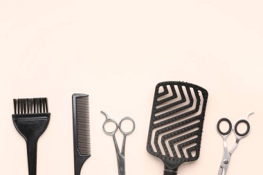 Bej arka planda makaslı kuaför fırçaları