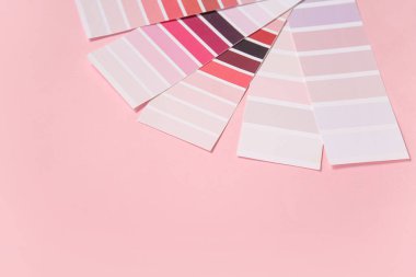 Pembe arkaplanda birçok renk paleti