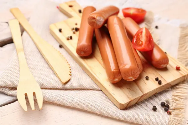 Lezzetli sosisli ahşap tahta masa, yakın plan.