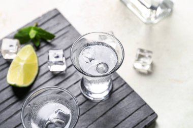 Hafif arka planda soğuk votka bardakları