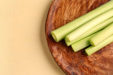 Bej arka planda taze pırasalı plaka