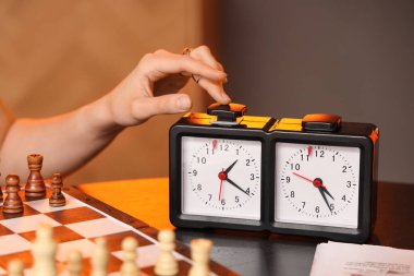 Masada satranç oynayan genç kadın, yakın plan.