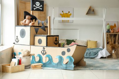 Çocuk odasının içinde korsan karton gemi.