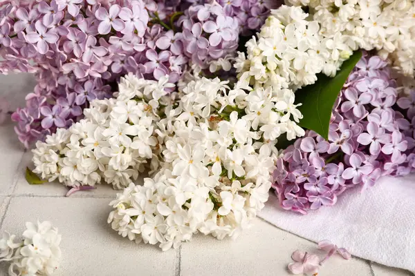 Beyaz fayansta güzel kokulu leylak çiçekleri