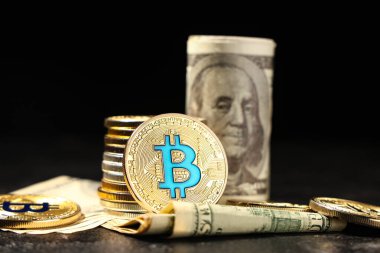 Bitcoinler ve dolar banknotları siyah arkaplan üzerine