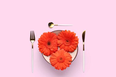 Leylak arkaplanda güzel Gerbera çiçekleri olan masa ayarları