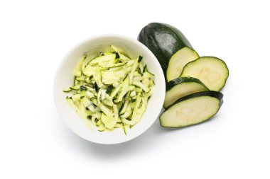 Beyaz arka planda taze yeşil kabak dilimleri ile kase