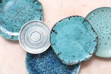 Bej arkaplanda temiz mavi plakalar.