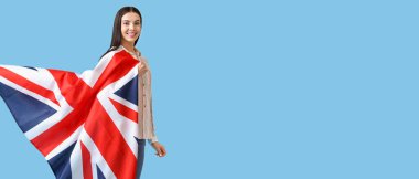 Büyük Britanya bayrağını taşıyan güzel bir genç kadın.