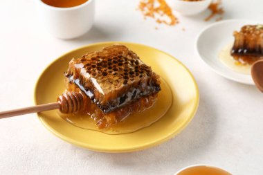 Hafif arkaplanda bal peteği olan bir tabak