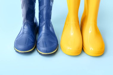 Mavi arkaplanda farklı çizmeler