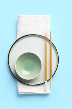 Açık mavi arkaplanda Çince tablo ayarları