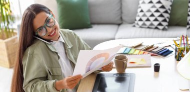 Ofisteki masada renk paletleri ile çalışan kadın iç mimar