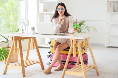 Kokteyl içen genç iş kadını tatilden önce sessizliğini koruyor.