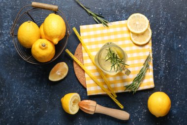 Mason kavanozu biberiyeli ve limonlu taze limonata.