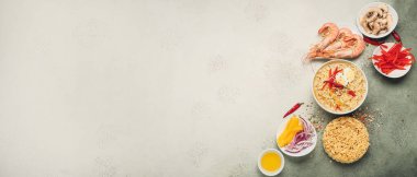 Lezzetli Tayland çorbası ve hafif arka planda malzemeler içeren kompozisyon