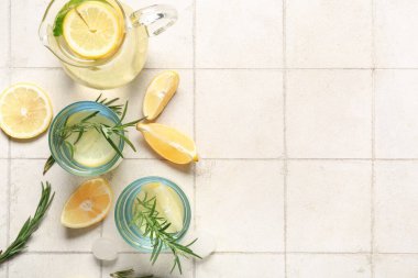 Beyaz fayanslı biberiyeli taze limonata ve bardaklar