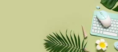Yeşil zemin üzerinde bilgisayar klavyesi ve fare ile yaz kompozisyonu