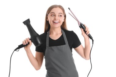 Beyaz arka planda saç maşası ve kurutma makinesi olan kadın kuaför.