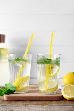 Tahta masada naneli taze limonata bardakları.