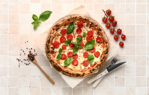 Bej kaplamalı taze domatesli lezzetli pizza Margarita.