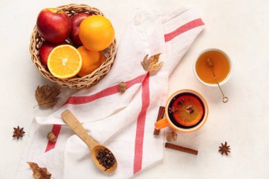 Portakallı sıcak şarap ve beyaz arka planda bal.