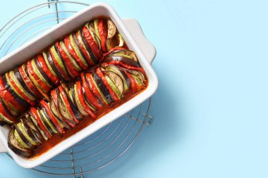 Mavi arka planda lezzetli Ratatouille yemeği.