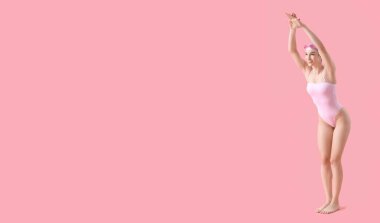 Metin için alanı olan pembe arkaplan üzerinde kadın yüzücü