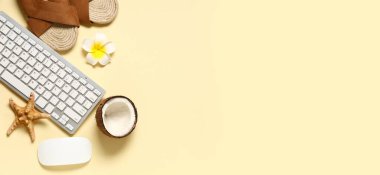 Bej arkaplan üzerinde bilgisayar klavyesi, fare ve parmak arası terlik ve metin için yeri olan yaz kompozisyonu