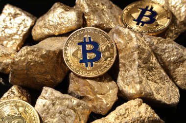 Bitcoinler ve altın külçeler siyah arkaplanda, yakın plan