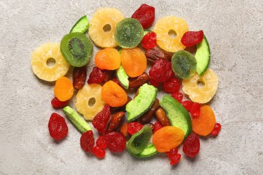 Gri arka planda farklı şekerli meyveler