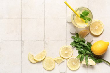 Beyaz fayanslı naneli ve buzlu bir bardak taze limonata.