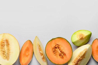 Gri arkaplanda tatlı kavun parçaları