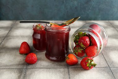 Kavanozlar dolusu tatlı çilek reçeli ve taze böğürtlen.