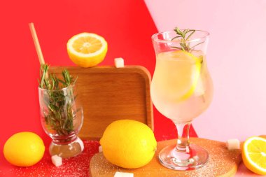 Renkli arka planda taze limonata olan tahtalar ve bardaklar