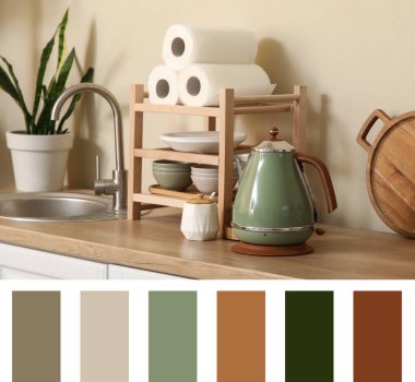 Mutfaktaki masada bir kavanoz şekerli elektrikli çaydanlık.