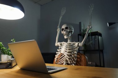 Geceleri ofisteki masada insan iskeleti modeli