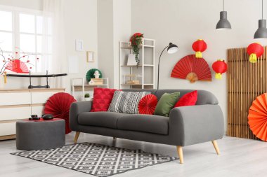 Çin Yeni Yıl kutlamaları için kanepe, puf ve dekorla oturma odasının içinde.