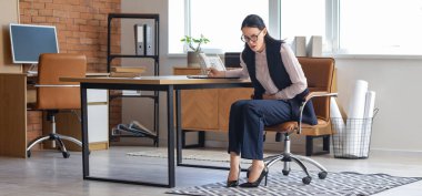 Genç iş kadını ağır karın ağrısı çekiyor.