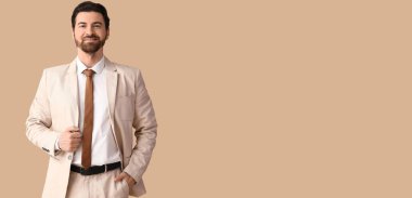 Bej arka planda şık takım elbiseli yakışıklı bir adam ve metin için yeri var.