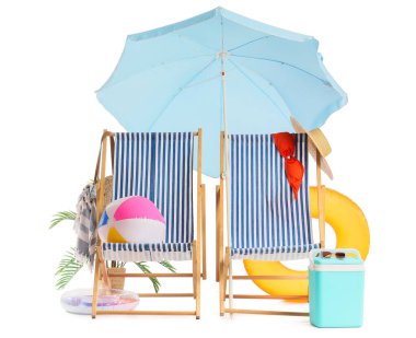 Mavi plaj şemsiyeli çizgili sandalyeler ve beyaz arka planda izole edilmiş gezici aksesuarlar.