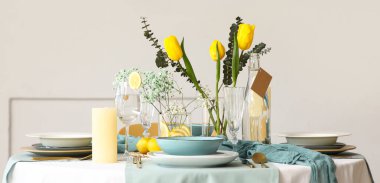 Güzel lale çiçekleri ve hafif yemek odasında mumlar olan zarif bir masa.