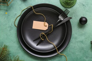 Yeşil arka planda Noel kutlaması için güzel bir masa.