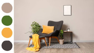 Oturma odası, koltuk, kanepe ve bitkilerle dolu. Farklı renk desenleri