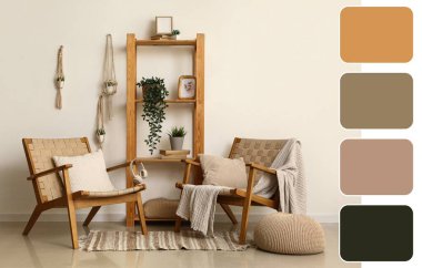 Oturma odasının içinde koltuk ve merdiven rafı var. Farklı renk desenleri