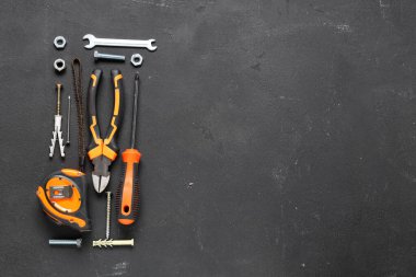 Siyah grunge arka planında farklı inşaat araçları