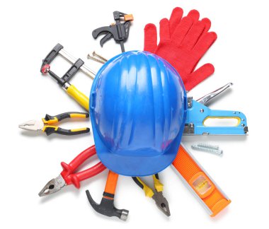 Beyaz arka planda sert şapka, eldivenler ve inşaat araçları