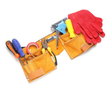 Beyaz arka planda eldivenli kemer ve inşaat araçları