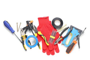 Beyaz arkaplanda eldivenler ve inşaat araçları